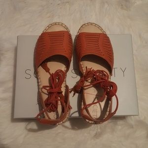 Cute shoes that tie around the ankle and leg.